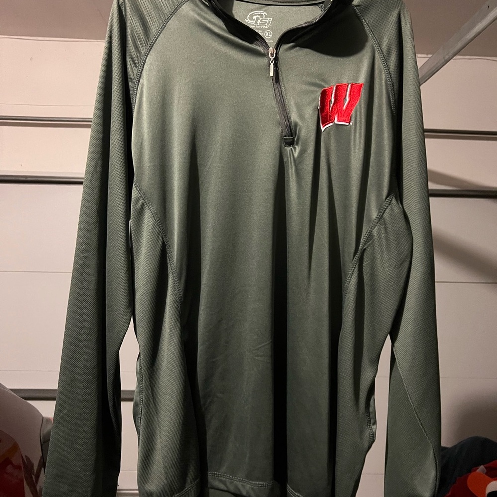 Gray Wisconsin Badgers Quarter-Zip Pullover with Red Logo XL